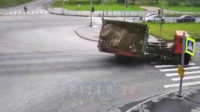 Видео: фура потеряла контейнер на проезжей части в Красносельском районе