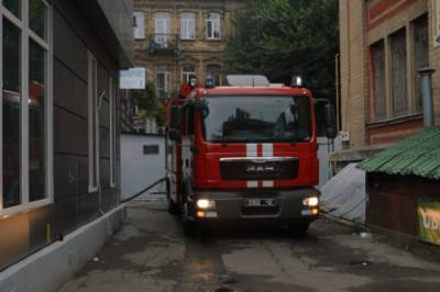 В центре Днепра пожар полностью уничтожил пять металлических киосков (фото, видео)