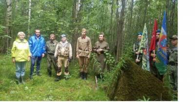 Жителя Ломоносовского района приняли участие в акции "Знамя доблести"