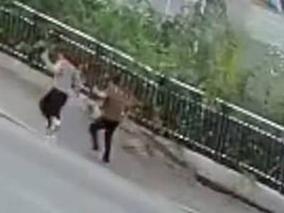 Две женщины-пешехода упали в загадочную яму в Китае