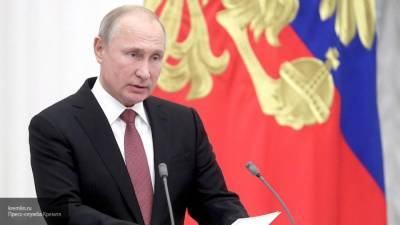 Путин предложил вручать новое издание Конституции всем получающим паспорт РФ