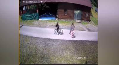 На Закарпатье мужчина избил 12- летнюю девочку за то, что она въехала в него на велосипеде