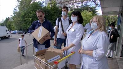 В Москве волонтеры привезли врачам больницы №31 продукты