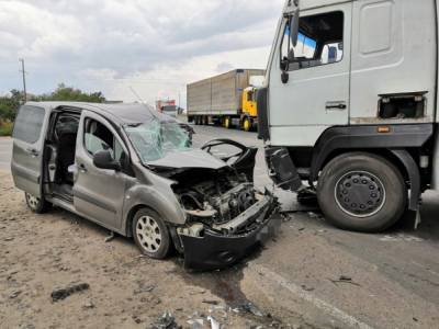 В Воронежской области грузовик вылетел на встречную: пострадала автомобилистка