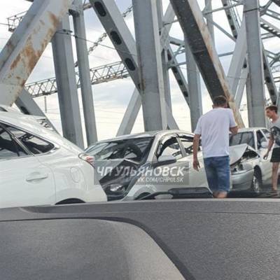 На Императорском мосту столкнулись несколько автомобилей. Образовалась пробка