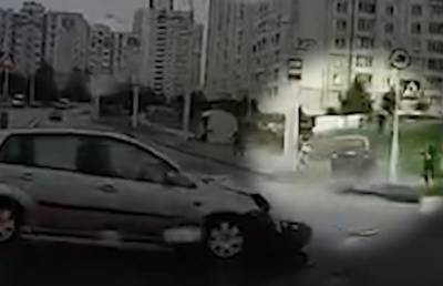 Появилось видео аварии в Минске, в котором машина по пути в кювет сбила на тротуаре пешехода