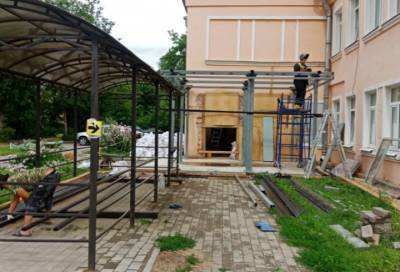 Здание детской поликлиники в Гатчине обновится к сентябрю