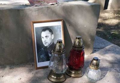 На месте изуродованного памятника Рокоссовскому в Польше зажгли лампады