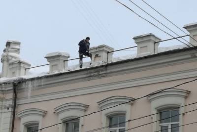 В Смоленске с крыши сорвался кровельный рабочий