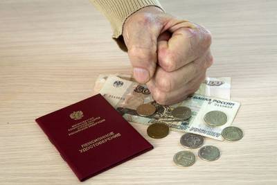Пенсии работающих пенсионеров вырастут на 279 рублей