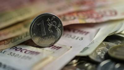Эксперт прокомментировал динамику курса рубля и доллара по отношению к евро