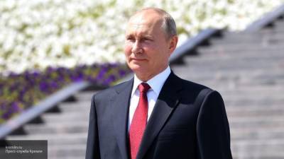 Путин предложил вручать переизданную Конституцию РФ вместе с паспортом