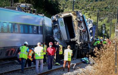В Португалии скоростной поезд столкнулся с автомобилем
