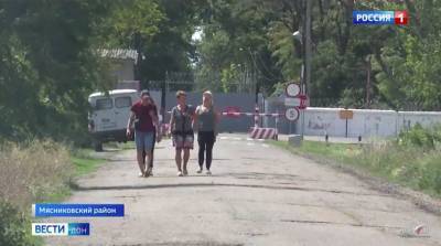 В Мясниковском районе на территории военного городка гражданские дома в разгар лета остались без воды