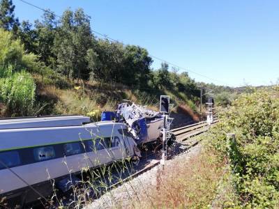 В Португалии поезд столкнулся с авто, много пострадавших