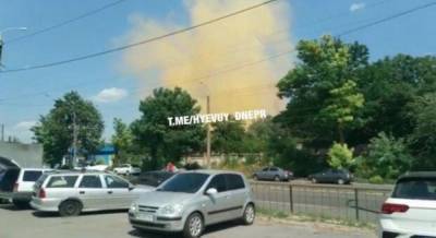 "Похоже на радиацию": в Днепре кислотно-желтый дым с завода напугал горожан (фото)