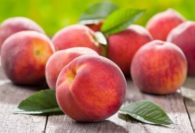 Диетологи рассказали, кому опасно есть персики