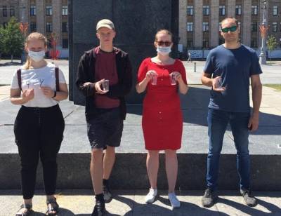 Жительницу Воронежа вызвали в отдел полиции из-за фото с пластиковыми стаканчиками