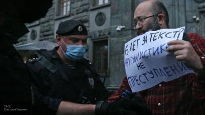 Полиция задержала Илью Азара и еще нескольких участников несогласованного пикета в Москве