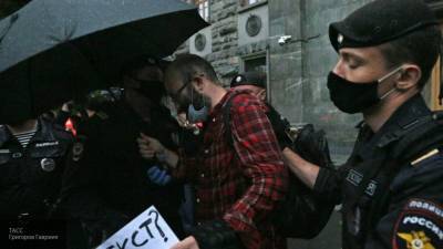 Полиция Москвы задержала участников незаконной акции в поддержку журналистки Прокопьевой