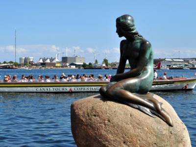 В Дании вандалы осквернили легендарную статую Русалочки в порту