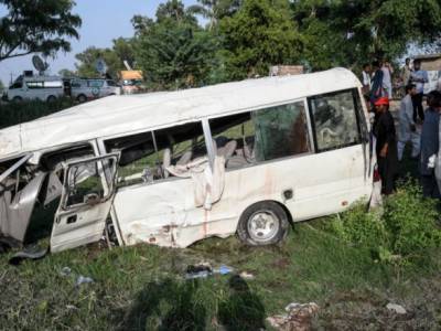 В Пакистане поезд протаранил автобус с паломниками: более 20 погибших
