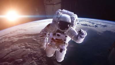 Космический турист сможет провести полтора часа в открытом космосе