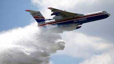 Российский самолет участвовал в тушении пожара на фабрике фейерверков в Турции