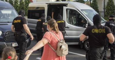 Хлопали в ладоши: в Беларуси жестко разогнали участников акции в поддержку политзаключенных (4 фото)