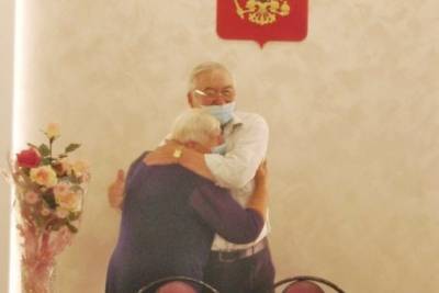 Прожившая в браке 56 лет пара получила 1-ю в году медаль «За любовь и верность» в крае