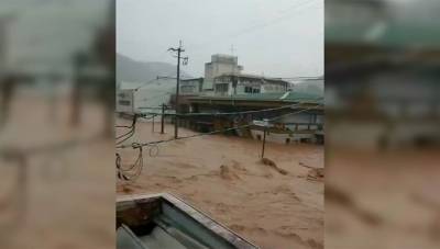 Наводнение в Японии: Twitter наполнили крики о помощи, слова поддержки и видеоролики