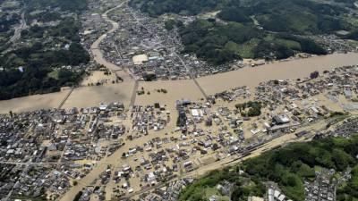 Более 10 человек пропали без вести на юге Японии после схода оползней
