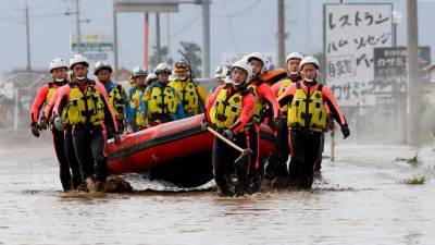 Абэ направил 10 тысяч военных на места наводнений на юго-западе Японии