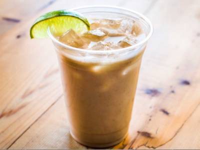 Цитрусовый, молочный, тайский: названы рецепты освежающих холодных кофейных напитков