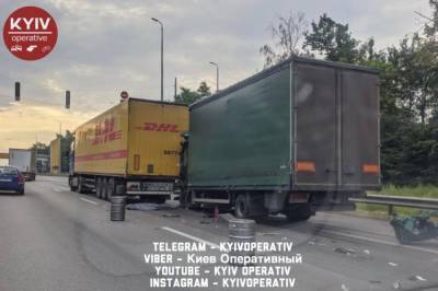 На въезде в Киев два грузовика попали в смертельное ДТП