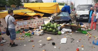 Mercedes снёс овощные палатки в Омске, восемь человек пострадали