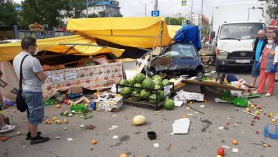 В Омске "Мерседес" въехал в торговую палатку: восемь пострадавших