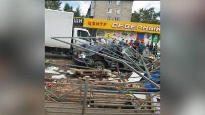 Восемь человек пострадали после наезда машины на овощные палатки в Омске