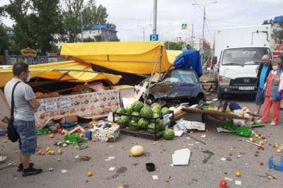 В Омске восемь человек пострадали при наезде машины на павильон