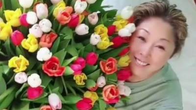 Утопающая в цветах Анита Цой вышла в эфир из больницы