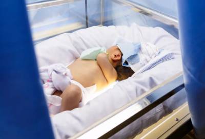 Две пациентки COVID-стационара в Сосновом Бору родили малышей