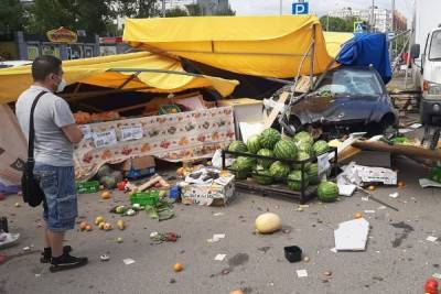 В Омске водитель Mercedes протаранил торговую палатку