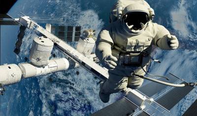 Впервые космический турист проведет в открытом космосе более полутора часов