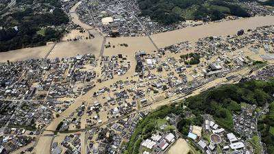 В Японии на место наводнений направили 10 тыс. военных