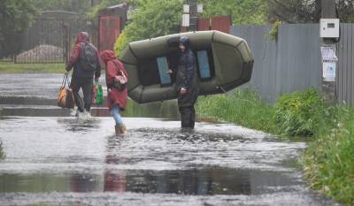 Пробитые крыши и вырванные деревья: разгул стихии в Центральной России