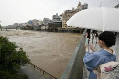 Японию атаковала непогода: Разрушены дома и затоплены улицы