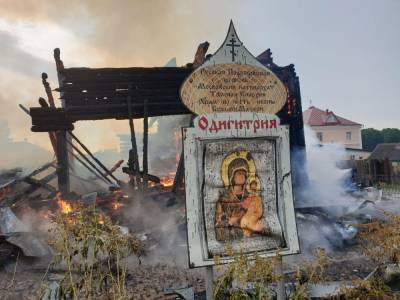 В Томском районе горит деревянный храм: фото