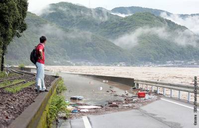 Юг Японии затопило из-за проливных дождей
