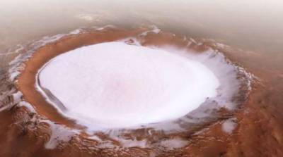 ESA показало огромный ледяной кратер на Марсе