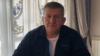 Дебютный бой Уланбекова в UFC отменён из-за смерти отца Нурмагомедова